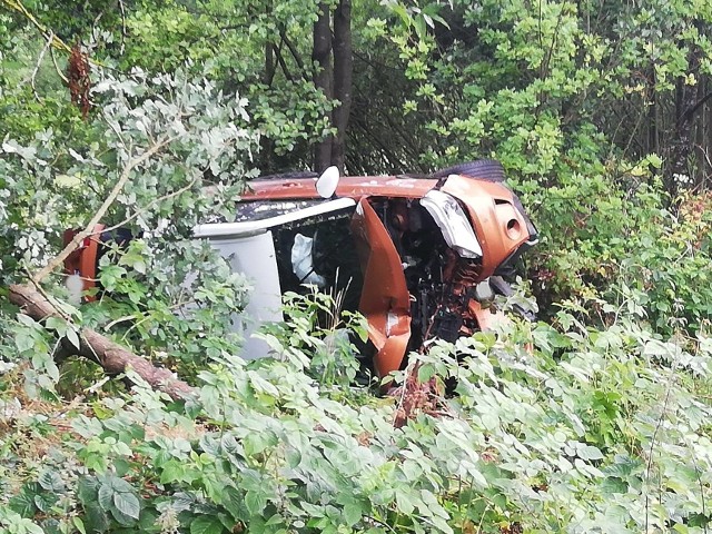 W niedzielny poranek na drodze wojewódzkiej 163 pomiędzy miejscowościami Połczyn-Zdrój i Czaplinek doszło do wypadku. Samochód osobowy z nieznanych przyczyn zjechał z drogi i uderzył w drzewo. Choć zdarzenie wyglądało bardzo groźnie, nikomu nic się nie stało.OSP Połczyn-Zdrój facebookZobacz także Wypadek na krajowej "6" koło Sianowa. Sześć samochodów rozbitych