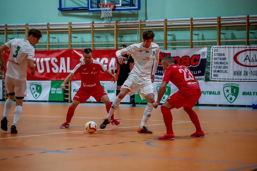 Futbalo Białystok (na biało) nie dało rady Widzewowi  Łódź