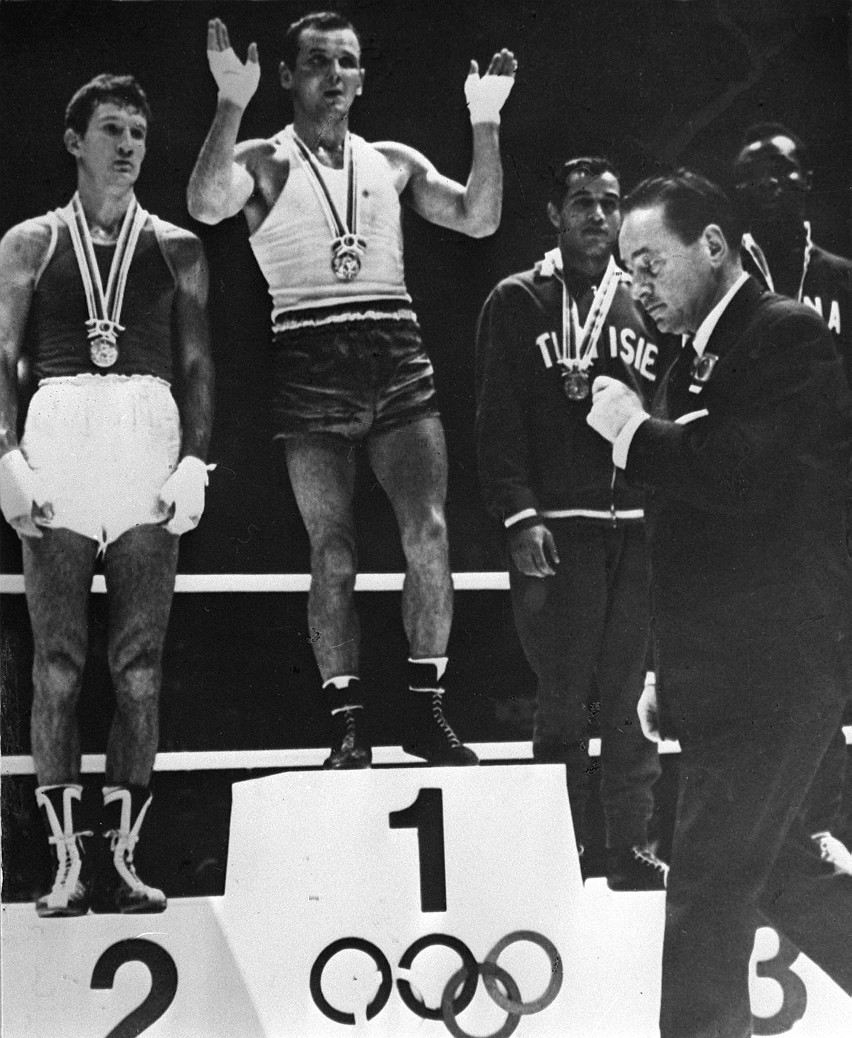 Jerzy Kulej podczas ceremonii wręczenia złotego medalu (IO...
