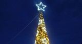 Piękna choinka na Rynku w Kazimierzy Wielkiej już rozświetlona. Atmosferę nadchodzącego Bożego Narodzenia czuć szczególnie po zmroku