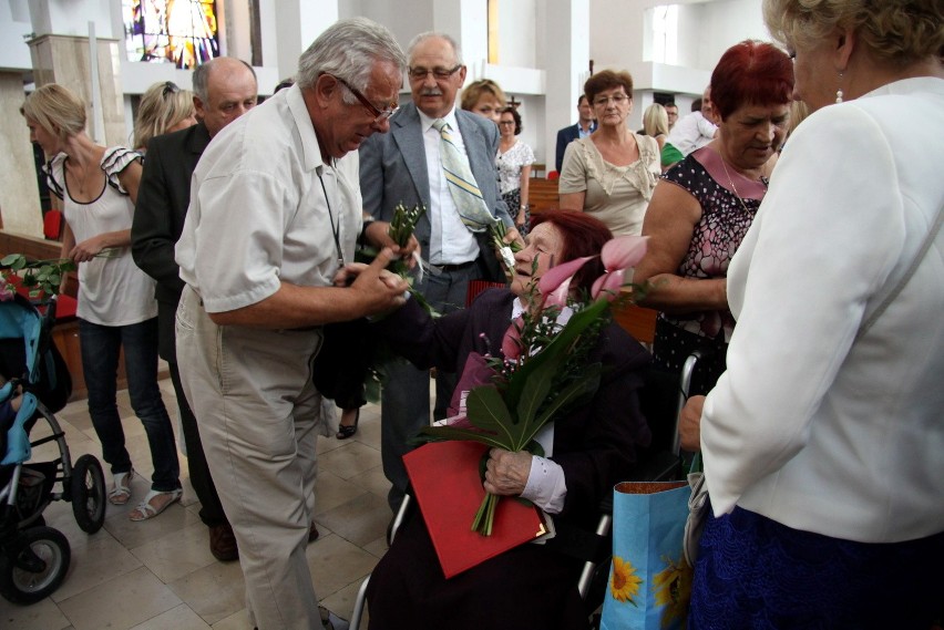 Gratulacje i życzenia dla jubilatki Antoniny Węzki, która...