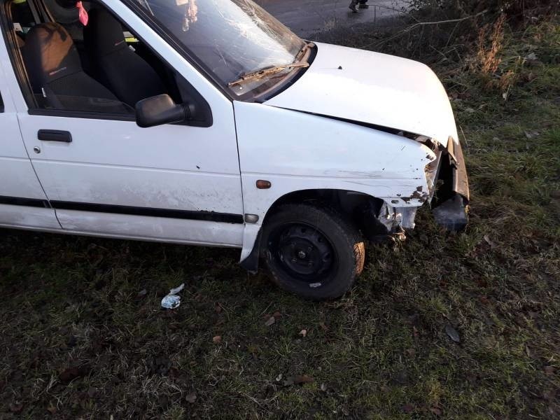 Auto osobowe w rowie, poszkodowana pasażerka w szpitalu