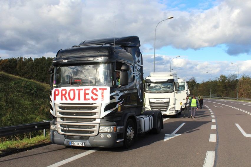 "Nikt nie wyciągnął do nas ręki". Protest przewoźników na przejściach granicznych 