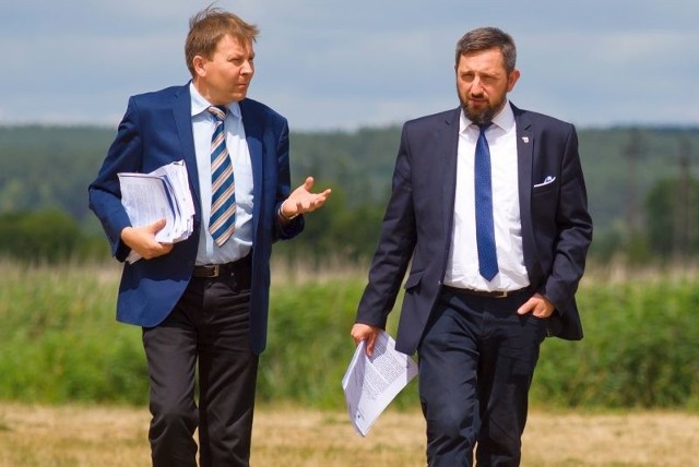 Mariusz Żukowski, sekretarz gminy (od lewej) i Radosław Dobrowolsk, burmistrz Supraśla.