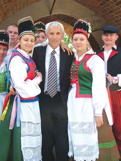 Bonifacy Kozłowski i dwie białe Kurpianki