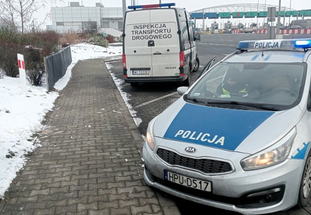 Patrol Inspekcji Transportu Drogowego w środę na autostradzie A2 koło Poznania zatrzymał do rutynowej kontroli ciągnik siodłowy z podpiętą naczepą.