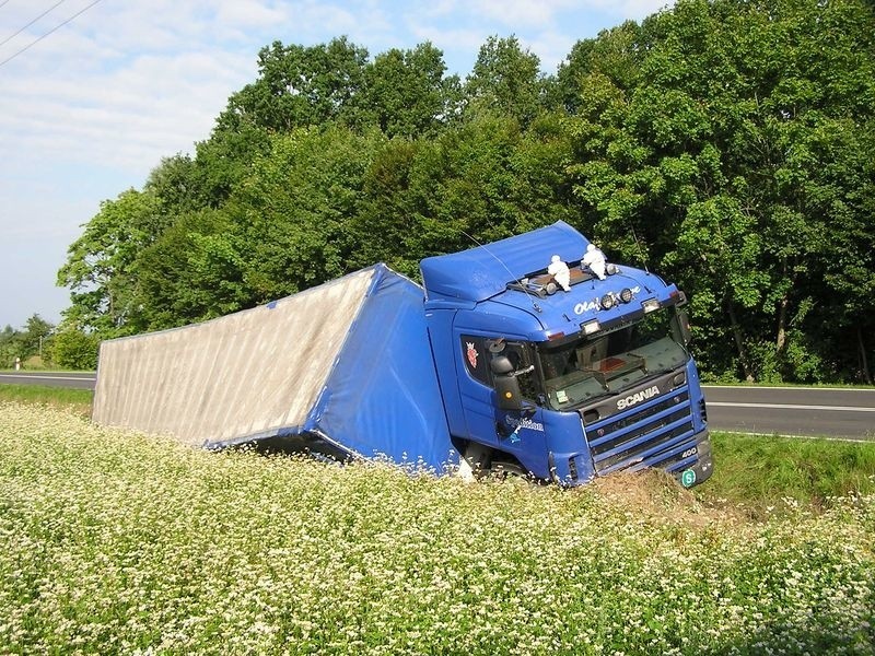 W piątek w nocy w Przesinie (gmina Miastko) kierowca TiR-a...