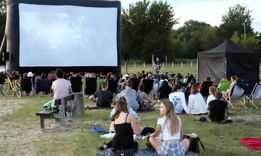Plenerowe Kino Letnie na plaży miejskiej w Ostrołęce - godz....
