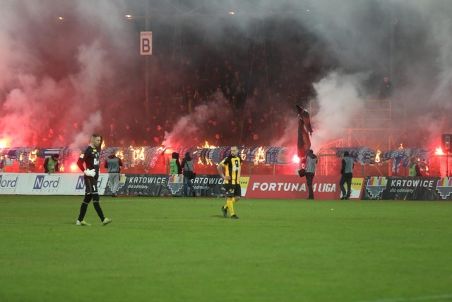 Konflikt klubu ze Stowarzyszeniem Kibiców powstał po zadymie na meczu GKS Katowice - Widzew Łódź.Zobacz kolejne zdjęcia. Przesuwaj zdjęcia w prawo - naciśnij strzałkę lub przycisk NASTĘPNE