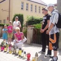 Od soboty w miejscu tragedii płoną znicze, za Przemka modlą się rodzina i przyjaciele