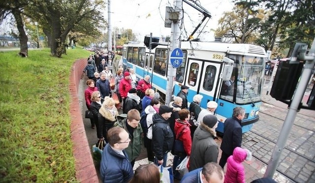 Od 6 listopada (soboty) pasażerowie MPK muszą liczyć się ze sporymi zmianami w rozkładzie jazdy komunikacji miejskiej. Przyczyną są m.in. cztery remonty torowisk - na ul. Legnickiej, Olszewskiego, Kazimierza Wielkiego oraz Ślężnej.Ponadto dwa popularne przystanki otrzymają nową nazwę, a 5 listopada (w piątek) specjalnie na mecz Śląska Wrocław zostaną uruchomione linie specjalne.Sprawdź szczegóły zmian poszczególnych linii w komunikacji miejskiej na kolejnych slajdach - po galerii poruszaj się przy pomocy strzałek, gestów na smartfonie lub myszki