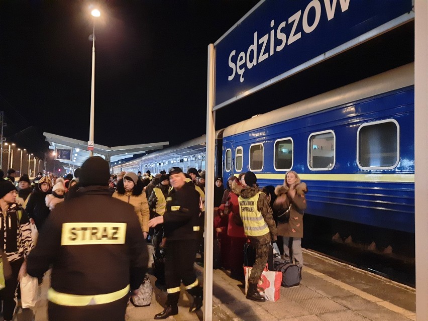 Wtorek, 8 marca około 20. Pociąg z 1600 uchodźcami na stacji...
