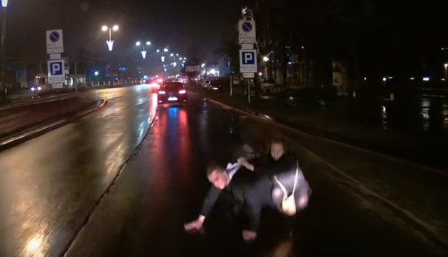 Refleks kierowcy gdańskiego autobusu uratował 2 osoby! Wtargnęli w Sylwestra wprost pod koła autobusu [wideo]