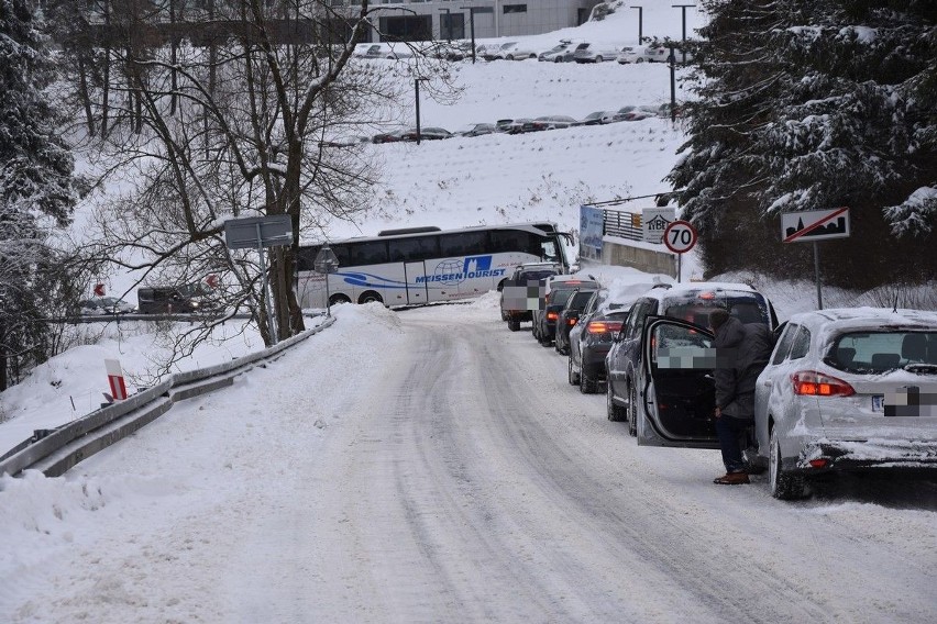 Drogowy horror na Podhalu. Turyści wracają z sylwestra i stoją w wielkich korkach [ZDJĘCIA]