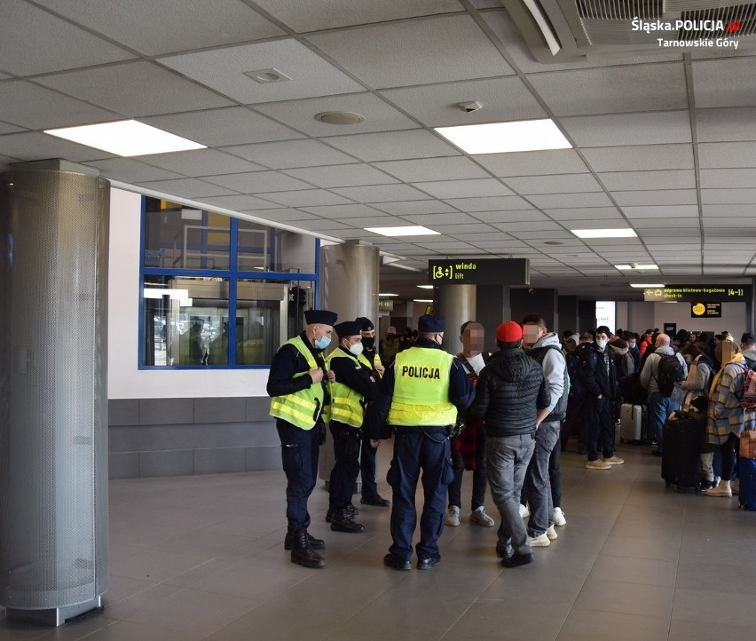 Na lotnisko w Pyrzowicach przybywa coraz więcej uciekinierów...