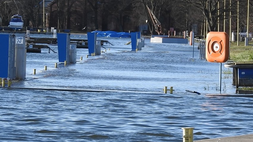 Sztorm w Świnoujściu. Bałtyk zatopił plażę oraz nabrzeża wysp. Takiej sytuacji nie było tu już dawno [ZDJĘCIA]