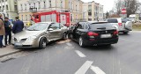 Stłuczka na skrzyżowaniu ulic Anny Łajming z Tuwima w Słupsku. Kierowca z powiatu słupskiego nie ustąpił pierwszeństwa BMW [ZDJĘCIA]