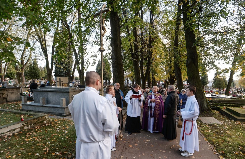 Procesja z modlitwą za zmarłych na Cmentarzu Pobitno w Rzeszowie [ZDJĘCIA]