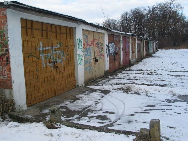 Tgaraże1, 2 &#8211; Przy Zamku Dzikowskim nadal stoki 17 garaży. Większość właścicieli zapowiedziało, że nie zrezygnuje z garażu na rzecz miasta, gdyż  budując je poniosła nakłady finansowe, które nie zostały im zwrócone.       