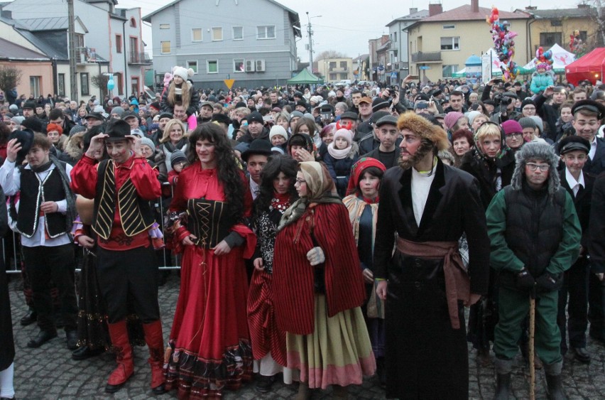 Gmina Jedlińsk. Ścięcie Śmierci 2018. Jedlińskie Kusaki - zwyczaj, który przetrwał kilkaset lat. Korowód przebierańców przeszedł ulicami 