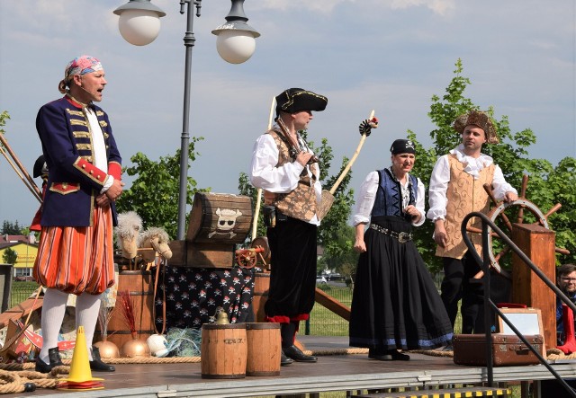 Miejska impreza z okazji Dnia Dziecka odbyła się na Placu Zabaw Miś w Inowrocławiu. Maluchy uczestniczyły w konkursie rysunkowym oraz w konkurencjach sprawnościowych. Wraz z rodzicami obejrzeli też pirackie przedstawienie.