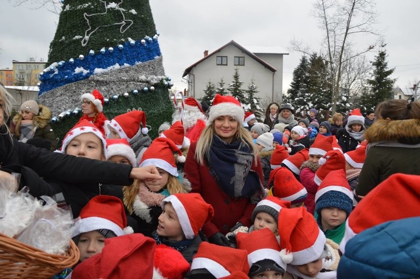 W Stąporkowie już święta. Pani burmistrz w roli... Mikołaja (ZDJĘCIA)