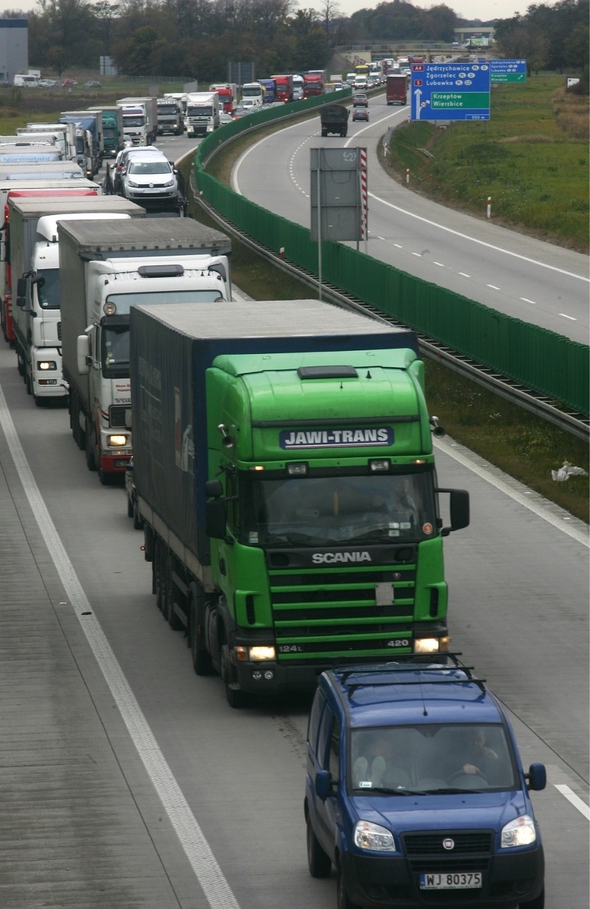 Kierowcy na autostradach tkwią w korkach. NIK wskazał winnego