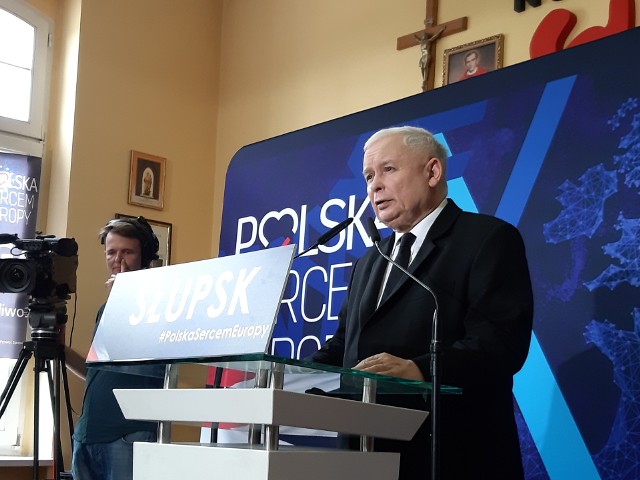 W sali konferencyjnej NSZZ Solidarność przy ul. Jedności Narodowej w Słupsku odbyło się otwarte spotkanie Anny Fotygi, kandydatki PiS do Europarlamentu z Pomorza. Gościem specjalnym tego spotkania był Jarosław Kaczyński. Prezes Kaczyński wspomniał Jolantę Szczypińską . - Wierzę, że kiedyś w Słupsku przyjdzie jej upamiętnienie. - To są niesłychanie ważne wybory. Jest szansa, że w Unii Europejskiej coś się zmieni. My mamy program, a opozycja go nie ma. Chyba, że ten który mówi precz z PiS-em - mówił Jarosław Kaczyński.- Chcemy, aby europejskość oznaczała ten sam lub podobny poziom życia. Punktem odniesienia są Niemcy. Trzeba się rozwijać - dodał prezes PiS.Jarosław Kaczyński podkreślił, że Europa stoi na chrześcijańskim fundamencie. Powrót do tych źródeł to jeden z elementów programu.Poparcie dla Anny Fotygi- Jest osobą świetnie przygotowaną. Była w parlamencie, była sekretarzem stanu, ministrem spraw zagranicznych. Stąd moja prośba, aby poprzeć Annę Fotygę - mówił Jarosław Kaczyński.Po zakończonym spotkaniu szersza relacja na GP24.