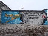 Kolejne graffiti powstało w Pińczowie. Tym razem artyści upamiętnili wybitnych lotników ze Szkoły Szybowcowej Polichno-Pińczów [ZDJĘCIA]