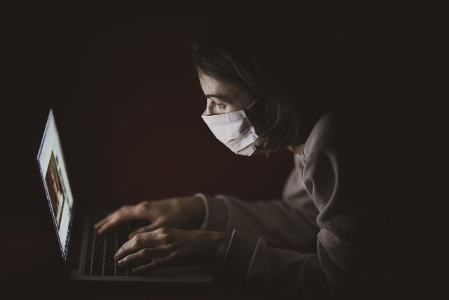 Jak wygląda pandemia z perspektywy lekarzy, pielęgniarek i ratowników medycznych? Zobaczcie, jak dokumentują i komentują swoją pracę w mediach społecznościowych. Zebraliśmy wypowiedzi medyków, które zostały opublikowane na Twitterze oraz Facebooku.