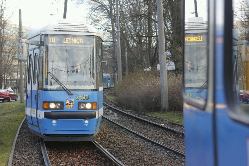 Tramwaje utknęły na objeździe spowodowanym remontem  ul....