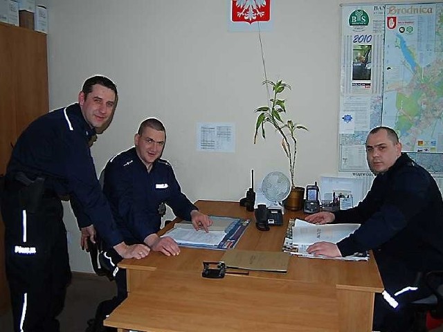 Jarosław Bojar, Michał Droździński i Piotr Markuszewski omawiają zadania do realizacji przed wyruszeniem w swoje rejony służbowe.