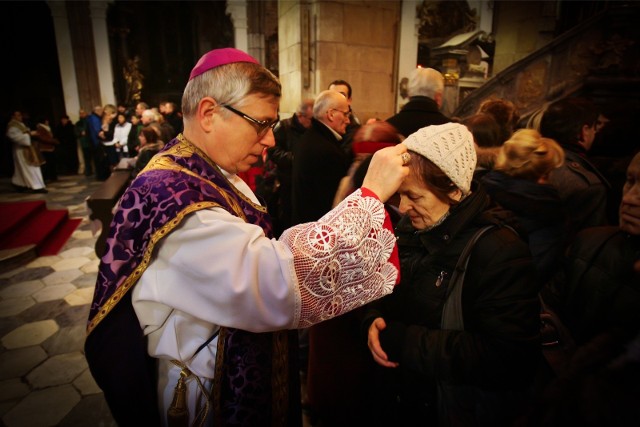 Środa Popielcowa 2018 wypada 14 lutego. Tego dnia duchowni posypują wiernym głowy popiołem