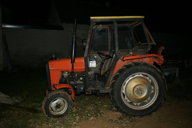 W poniedziałek wieczorem grajewscy policjanci otrzymali informację, o prawdopodobnej próbie kradzieży ciągnika. Ze zgłoszenia wynikało, że traktor holowany był ulicami jednej z miejscowości w gminie Wąsosz.