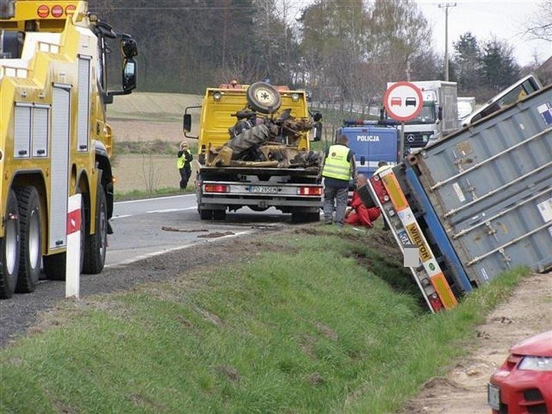 Tir zderzył się z ciągnikiem.