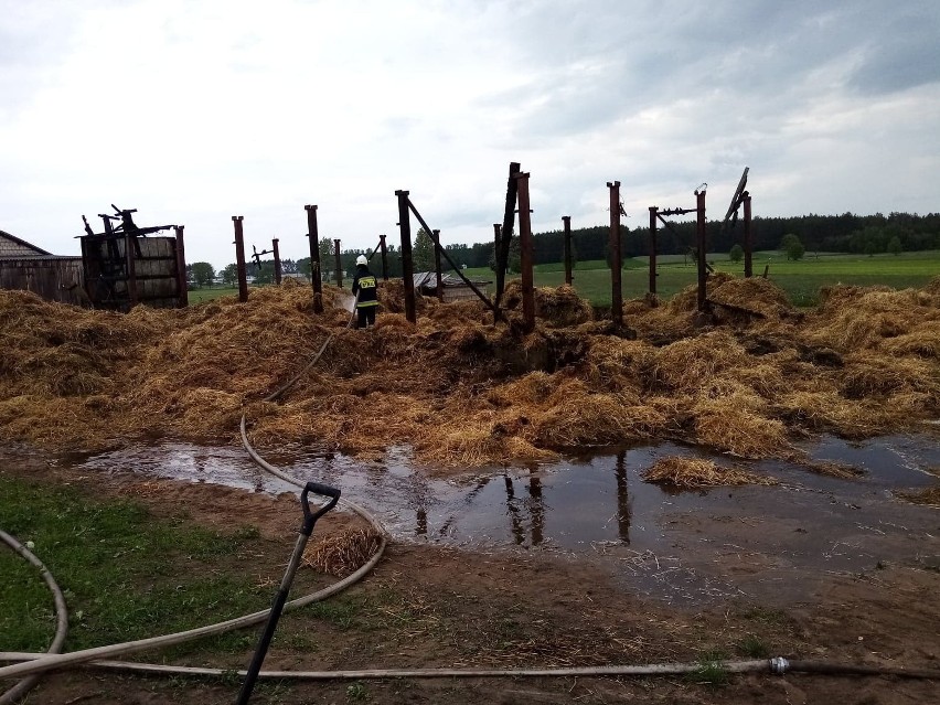 Duży pożar w Knyszynie. Osiem zastępów niemal cały dzień walczyło z ogniem [ZDJĘCIA]