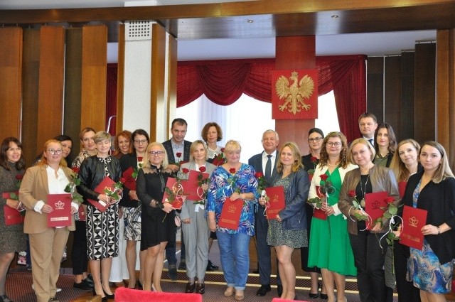 Burmistrz Jerzy Sirak i wiceburmistrz Ireneusz Kiendyś w przeddzień Dnia Nauczyciela wręczyli pedagogom nagrody za pracę
