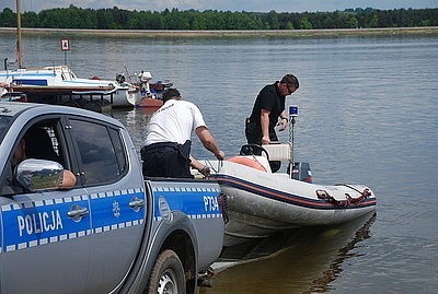 Policja wodna uratowała załogę przewróconej żaglówki