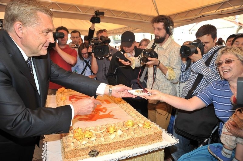 Obchody Dnia Wolności i Praw Obywatelskich. Prezydent częstował tortem na rynku [ZDJĘCIA]
