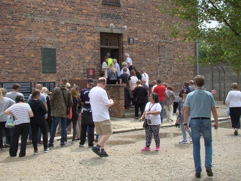 Oświęcim. Znany historyk protestuje przeciwko projektowi nowej wystawy Muzeum Auschwitz-Birkenau w bloku śmierci  [ZDJĘCIA]