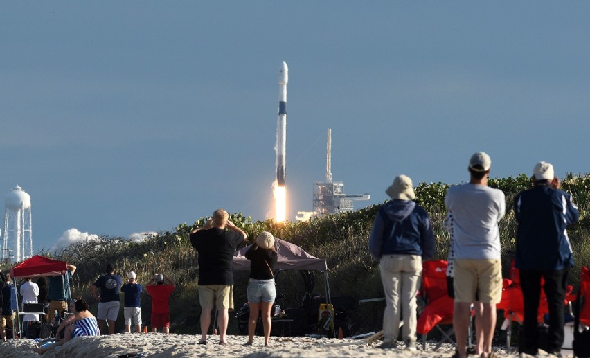 Start rakiety Falcon 9 NA ŻYWO SpaceX wysyła rakietę z polskim satelitą PW-Sat2 3.12.2018 TRANSMISJA