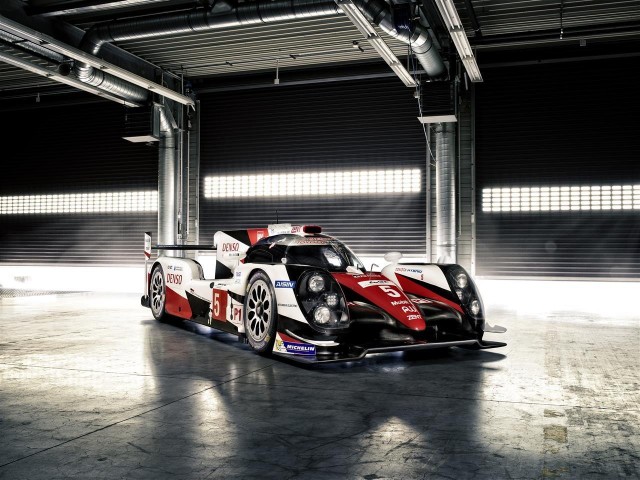 Toyota TS050 HybridW nowym bolidzie zadebiutowała jednostka napędowa, zbudowana według nowej koncepcji. Silnik V6 2.4 twin-turbo z bezpośrednim wtryskiem paliwa współpracuje z silnikami elektrycznymi o energii 8 MJ. Fot. Toyota