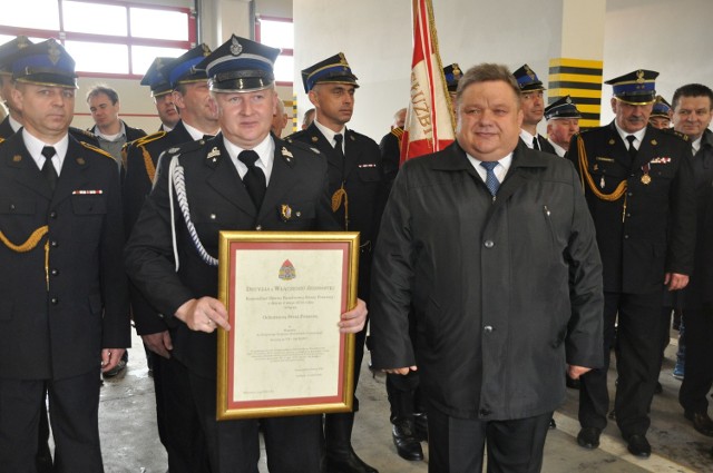 Prezes Ochotniczej Straży Pożarnej z Rogowa Marek Gołosz (z lewej) oraz wójt Mirowa Artur Siwiorek podczas uroczystości.