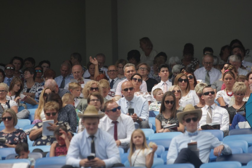 Kongres Świadków Jehowy na Stadionie Śląskim. Dzień 1. Wierni w Chorzowie przez trzy dni będą brać udział w spotkaniach ZDJĘCIA