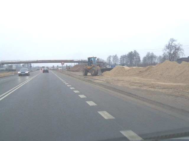 Drogowcom pozostało już niewiele do przebudowy na odcinkach starej "siódemki&#8221; (po prawej).