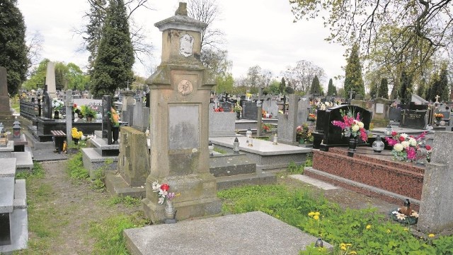 Zniszczony nagrobek z piaskowca z XIX wieku na grobie Andrzeja Czernieckiego będzie poddany odnowie.