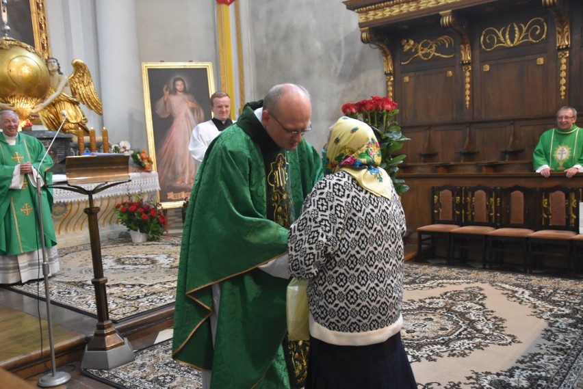 Wzruszające pożegnanie ojca Dariusza Malajki na Świętym Krzyżu. Po 12 latach odchodzi do Sanktuarium Matki Bożej Kodeńskiej [ZDJĘCIA]