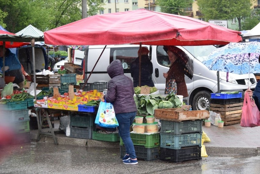 We wtorek na targowisku w Końskich było mniej klientów niż...