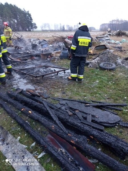 Pożar w Przeździecku-Lenartach. Spłonął budynek gospodarczy i samochody. 20.11.2022