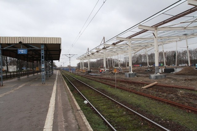 Konstrukcja podtrzymująca dach nad peronami na stacji Łódź Widzew jest niemal gotowa